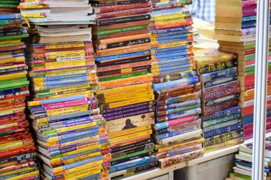 Yeni Delhi, Hindistan, 17 Şubat 2024 - Delhi Uluslararası Kitap Fuarı 'ndaki bir kitapçıda raflarda bulunan çeşitli kitaplar, Bharat Mandapam Kompleksi' ndeki Yıllık Kitap Fuarı 'nda sergilenen kitaplar