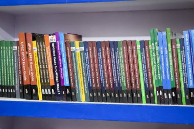 Yeni Delhi, Hindistan, 17 Şubat 2024 - Delhi Uluslararası Kitap Fuarı 'ndaki bir kitapçıda raflarda bulunan çeşitli kitaplar, Bharat Mandapam Kompleksi' ndeki Yıllık Kitap Fuarı 'nda sergilenen kitaplar