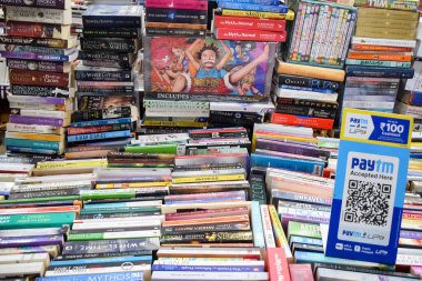 Yeni Delhi, Hindistan, 17 Şubat 2024 - Delhi Uluslararası Kitap Fuarı 'ndaki bir kitapçıda raflarda bulunan çeşitli kitaplar, Bharat Mandapam Kompleksi' ndeki Yıllık Kitap Fuarı 'nda sergilenen kitaplar