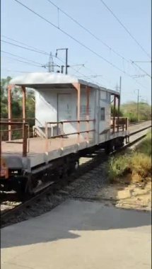 Delhi, Hindistan, Haziran 09 2024 - Anand Vihar tren istasyonundan kalkan Hint ekspres treni, Delhi tren istasyonunda Renkli Ekspres tren