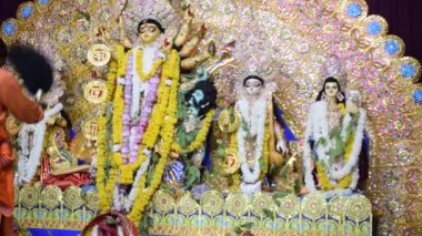 Kolkata, Hindistan, 29 Eylül 2023 - Hindistan 'daki en büyük Hindu festivali olan Güney Kolkata Durga Puja, Durga Puja Idol' a geleneksel bakış açısıyla Tanrıça Durga