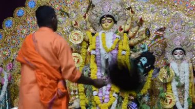 Kolkata, Hindistan, 29 Eylül 2023 - Hindistan 'daki en büyük Hindu festivali olan Güney Kolkata Durga Puja, Durga Puja Idol' a geleneksel bakış açısıyla Tanrıça Durga