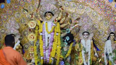 Kolkata, Hindistan, 29 Eylül 2023 - Hindistan 'daki en büyük Hindu festivali olan Güney Kolkata Durga Puja, Durga Puja Idol' a geleneksel bakış açısıyla Tanrıça Durga