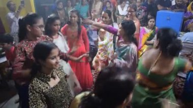 Kolkata, Hindistan, 29 Eylül 2023 - Hindistan 'daki en büyük Hindu festivali olan Güney Kolkata Durga Puja, Durga Puja Idol' a geleneksel bakış açısıyla Tanrıça Durga