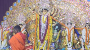 Kolkata, Hindistan, 29 Eylül 2023 - Hindistan 'daki en büyük Hindu festivali olan Güney Kolkata Durga Puja, Durga Puja Idol' a geleneksel bakış açısıyla Tanrıça Durga