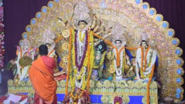 Kolkata, Hindistan, 29 Eylül 2023 - Hindistan 'daki en büyük Hindu festivali olan Güney Kolkata Durga Puja, Durga Puja Idol' a geleneksel bakış açısıyla Tanrıça Durga