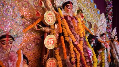 Kolkata, Hindistan, 29 Eylül 2023 - Hindistan 'daki en büyük Hindu festivali olan Güney Kolkata Durga Puja, Durga Puja Idol' a geleneksel bakış açısıyla Tanrıça Durga