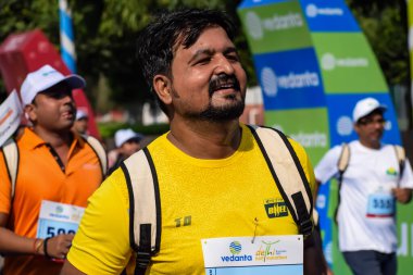 Yeni Delhi, Hindistan - 15 Ekim 2023 - Bitmek üzere olan maraton katılımcılarının bitiş çizgisini geçmek üzere olan Delhi Yarı Maratonu 2023