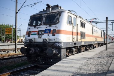 Delhi, Hindistan, Haziran 09 2024 - Anand Vihar tren istasyonunda gündüz vakti elektrikli lokomotif motoru, Ekspres tren lokomotifi