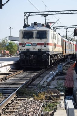 Delhi, Hindistan, Haziran 09 2024 - Anand Vihar tren istasyonunda gündüz vakti elektrikli lokomotif motoru, Ekspres tren lokomotifi