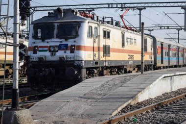 Delhi, Hindistan, Haziran 09 2024 - Anand Vihar tren istasyonunda gündüz vakti elektrikli lokomotif motoru, Ekspres tren lokomotifi