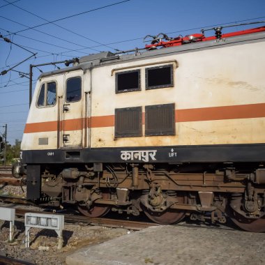 Delhi, Hindistan, Haziran 09 2024 - Anand Vihar tren istasyonunda gündüz vakti elektrikli lokomotif motoru, Ekspres tren lokomotifi