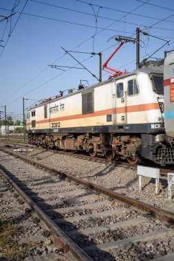 Delhi, Hindistan, Haziran 09 2024 - Anand Vihar tren istasyonunda gündüz vakti elektrikli lokomotif motoru, Ekspres tren lokomotifi