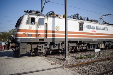 Delhi, Hindistan, Haziran 09 2024 - Anand Vihar tren istasyonunda gündüz vakti elektrikli lokomotif motoru, Ekspres tren lokomotifi