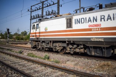 Delhi, Hindistan, Haziran 09 2024 - Anand Vihar tren istasyonunda gündüz vakti elektrikli lokomotif motoru, Ekspres tren lokomotifi
