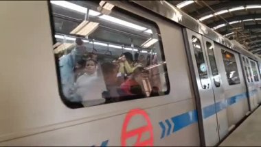 Yeni Delhi, Hindistan, 12 Temmuz 2024 - Delhi treni Yeni Delhi, Hindistan, Asya 'daki Jhandewalan metro istasyonuna varıyor.