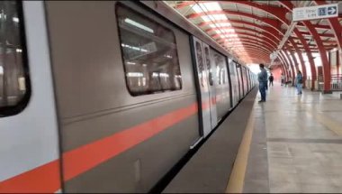 Yeni Delhi, Hindistan, 12 Temmuz 2024 - Delhi treni Yeni Delhi, Hindistan, Asya 'daki Jhandewalan metro istasyonuna varıyor.