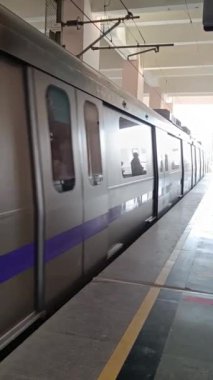 Yeni Delhi, Hindistan, 12 Temmuz 2024 - Delhi treni Yeni Delhi, Hindistan, Asya 'daki Jhandewalan metro istasyonuna varıyor.