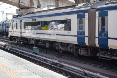 Delhi, Hindistan, Haziran 09 2024 - Vande Bharat Ekspres treni Delhi 'den Anand Vihar tren istasyonundan Dehradun' a gidiyor, Vande Bharat Hindistan 'ın en hızlı treni