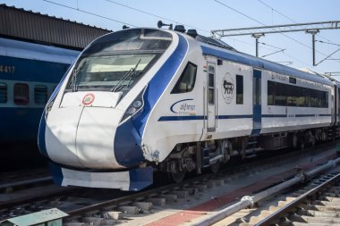 Delhi, Hindistan, Haziran 09 2024 - Vande Bharat Ekspres treni Delhi 'den Anand Vihar tren istasyonundan Dehradun' a gidiyor, Vande Bharat Hindistan 'ın en hızlı treni