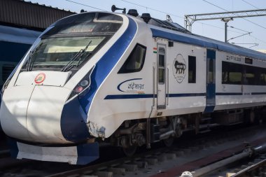 Delhi, Hindistan, Haziran 09 2024 - Vande Bharat Ekspres treni Delhi 'den Anand Vihar tren istasyonundan Dehradun' a gidiyor, Vande Bharat Hindistan 'ın en hızlı treni
