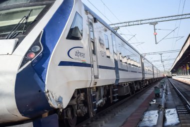 Delhi, Hindistan, Haziran 09 2024 - Vande Bharat Ekspres treni Delhi 'den Anand Vihar tren istasyonundan Dehradun' a gidiyor, Vande Bharat Hindistan 'ın en hızlı treni