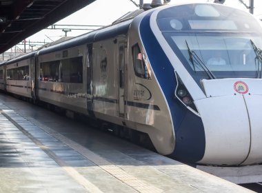 Delhi, Hindistan, Haziran 09 2024 - Vande Bharat Ekspres treni Delhi 'den Anand Vihar tren istasyonundan Dehradun' a gidiyor, Vande Bharat Hindistan 'ın en hızlı treni