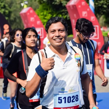 Yeni Delhi, Hindistan - 15 Ekim 2023 - Bitmek üzere olan maraton katılımcılarının bitiş çizgisini geçmek üzere olan Delhi Yarı Maratonu 2023