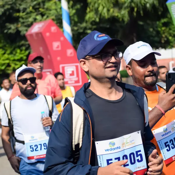 Yeni Delhi, Hindistan - 15 Ekim 2023 - Bitmek üzere olan maraton katılımcılarının bitiş çizgisini geçmek üzere olan Delhi Yarı Maratonu 2023