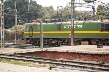 Amritsar, Hindistan, 3 Haziran 2024 - Amritsar tren istasyonunda gündüz vakti Hint elektrikli lokomotif motoru, Amritsar Shatabdi elektrikli lokomotif motoru