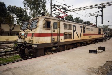Amritsar, Hindistan, 3 Haziran 2024 - Amritsar tren istasyonunda gündüz vakti Hint elektrikli lokomotif motoru, Amritsar Shatabdi elektrikli lokomotif motoru