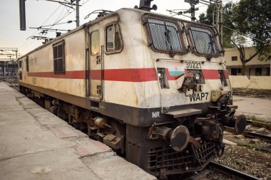 Amritsar, Hindistan, 3 Haziran 2024 - Amritsar tren istasyonunda gündüz vakti Hint elektrikli lokomotif motoru, Amritsar Shatabdi elektrikli lokomotif motoru