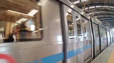 Yeni Delhi, Hindistan, 12 Temmuz 2024 - Delhi treni Yeni Delhi, Hindistan, Asya 'daki Jhandewalan metro istasyonuna varıyor.