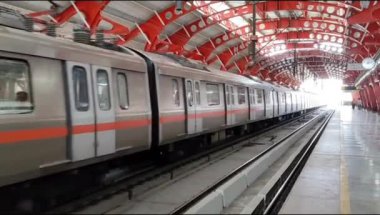 Yeni Delhi, Hindistan, 12 Temmuz 2024 - Delhi treni Yeni Delhi, Hindistan, Asya 'daki Jhandewalan metro istasyonuna varıyor.