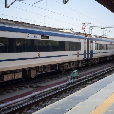 Delhi, Hindistan, Haziran 09 2024 - Vande Bharat Ekspres treni Delhi 'den Anand Vihar tren istasyonundan Dehradun' a gidiyor, Vande Bharat Hindistan 'ın en hızlı treni