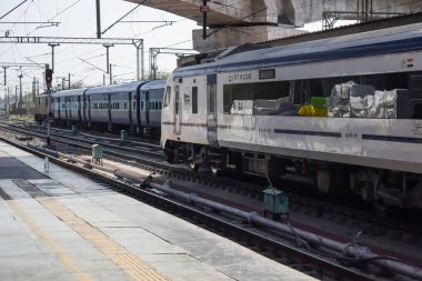 Delhi, Hindistan, Haziran 09 2024 - Vande Bharat Ekspres treni Delhi 'den Anand Vihar tren istasyonundan Dehradun' a gidiyor, Vande Bharat Hindistan 'ın en hızlı treni