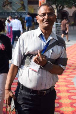 Yeni Delhi, Hindistan - 25 Mayıs 2024 - Doğu Delhi bölgesindeki genel Lok Sabha Seçimleri için oy kullandıktan sonra dövmeli parmaklarını gösteren kimliği belirsiz kişiler