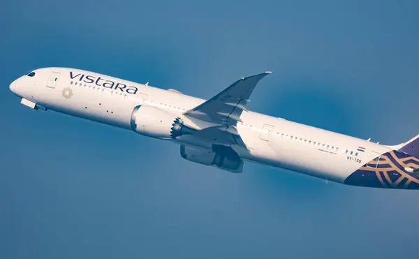 Yeni Delhi, Hindistan, 10 Haziran 2024 - Vistara Airbus A320 neo Indra Gandhi Uluslararası Havalimanı Delhi, Vistara iç uçakları gündüz mavi gökyüzünde uçuyor