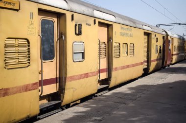 Delhi, Hindistan, Haziran 09 2024 - Anand Vihar tren istasyonundan kalkan Hint ekspres treni, Delhi tren istasyonunda Renkli Ekspres tren