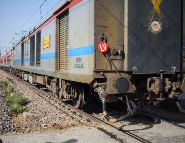 Delhi, Hindistan, Haziran 09 2024 - Anand Vihar tren istasyonundan kalkan Hint ekspres treni, Delhi tren istasyonunda Renkli Ekspres tren