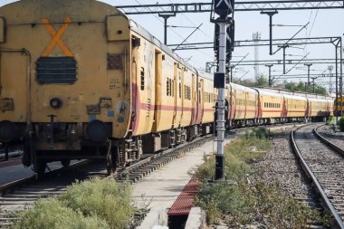 Delhi, Hindistan, Haziran 09 2024 - Anand Vihar tren istasyonundan kalkan Hint ekspres treni, Delhi tren istasyonunda Renkli Ekspres tren