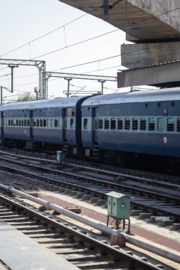 Delhi, Hindistan, Haziran 09 2024 - Anand Vihar tren istasyonundan kalkan Hint ekspres treni, Delhi tren istasyonunda Renkli Ekspres tren