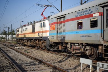 Delhi, Hindistan, Haziran 09 2024 - Anand Vihar tren istasyonundan kalkan Hint ekspres treni, Delhi tren istasyonunda Renkli Ekspres tren