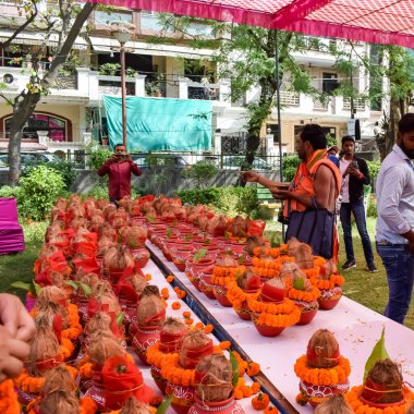 Yeni Delhi, Hindistan 25 Temmuz 2024 - Jagannath Tapınağı sırasında Kalaşlı kadınlar Mangal Kalash Yatra, Hintli Hintli dindarlar üzerinde hindistancevizi olan toprak kapları taşıyorlar