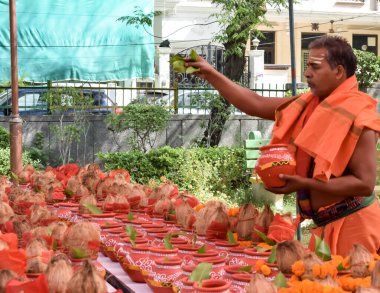 Yeni Delhi, Hindistan 25 Temmuz 2024 - Jagannath Tapınağı sırasında Kalaşlı kadınlar Mangal Kalash Yatra, Hintli Hintli dindarlar üzerinde hindistancevizi olan toprak kapları taşıyorlar