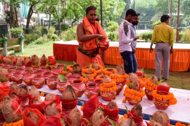 Yeni Delhi, Hindistan 25 Temmuz 2024 - Jagannath Tapınağı sırasında Kalaşlı kadınlar Mangal Kalash Yatra, Hintli Hintli dindarlar üzerinde hindistancevizi olan toprak kapları taşıyorlar