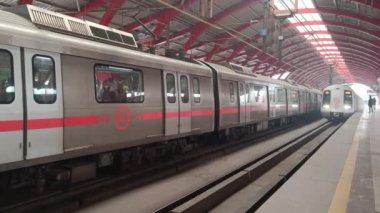 Yeni Delhi, Hindistan, 12 Temmuz 2024 - Delhi treni Yeni Delhi, Hindistan, Asya 'daki Jhandewalan metro istasyonuna varıyor.