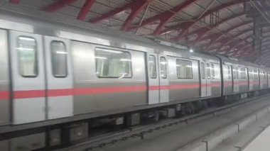 Yeni Delhi, Hindistan, 12 Temmuz 2024 - Delhi treni Yeni Delhi, Hindistan, Asya 'daki Jhandewalan metro istasyonuna varıyor.