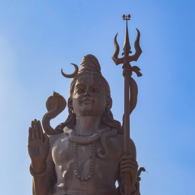 Delhi Havaalanı yakınlarındaki Lord Shiv 'in büyük heykeli Delhi, Hindistan, Lord Shiv ana otoyolda gökyüzüne dokunan büyük heykel, Mahipalpur, Delhi