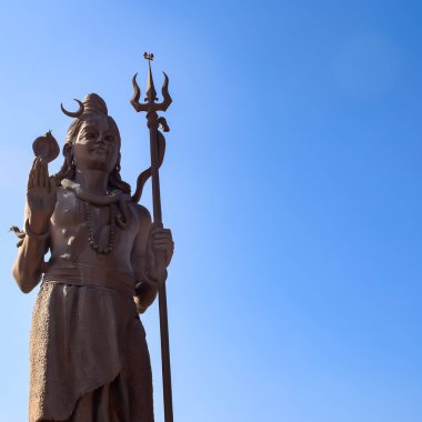 Delhi Havaalanı yakınlarındaki Lord Shiv 'in büyük heykeli Delhi, Hindistan, Lord Shiv ana otoyolda gökyüzüne dokunan büyük heykel, Mahipalpur, Delhi